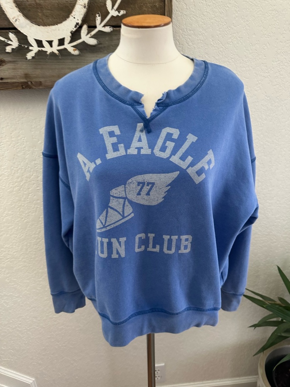 American‎ Eagle Outfitters Blue Graphic Crewneck Sweater split neck size M